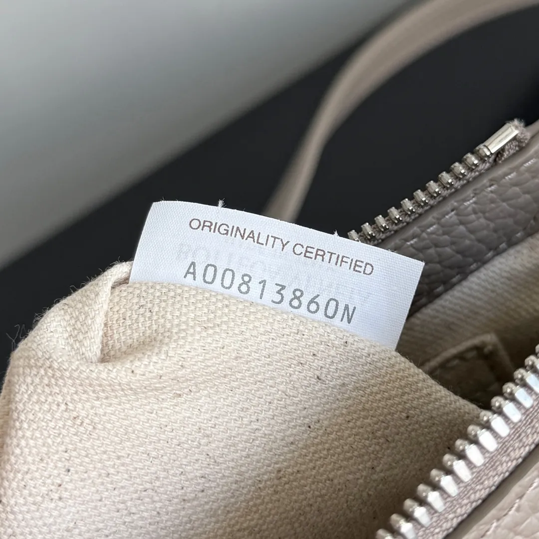 Batch 1720 BOTTEGA VENETA Bottega Veneta's 2025 new product Diago zipper backpack, a new summer bag [circle] This new men's crossbody bag is made of high-quality calfskin, with a natural texture as a whole. The gloss of the bag changes at any time with different lights. This seemingly simple bag is very attentive to details. , it must be carefully handmade to achieve this effect. The calfskin leather is delicate and soft, and it is particularly comfortable to carry close to the body. It also comes with a large zippered compartment and an open lining. When you go shopping and travel, having such a light and soft small bag can free your hands, reduce the burden of travel, and make you happier. Style number: 837112 Size: 25*15*5cm